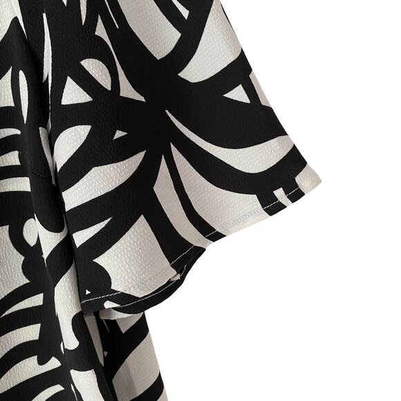 J. Crew 365 Black White Hammered Satin Blouse size 8 short sleeve - Picture 4 of 7